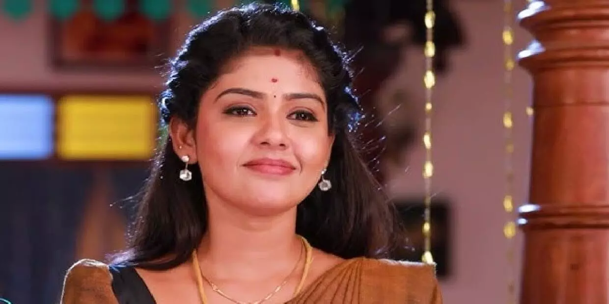 Pandian-Stores2:-மீனாவின்-கெத்து-வலுவா-இருக்கே…-சக்திவேலுக்கு-பல்ப்-கொடுத்த-சம்பவம்…