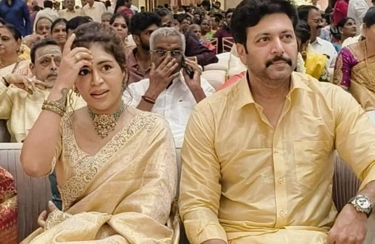 பாடகியுடன்-ஜோடியாக-கல்யாணத்துக்கு-வந்த-ஜெயம்-ரவி!.-அப்ப-அதானா?!...